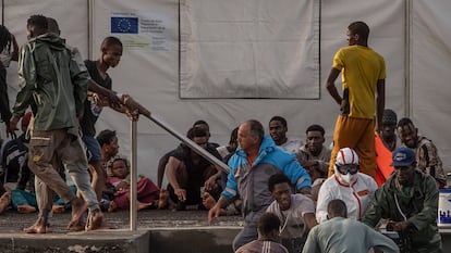 Los servicios sanitarios atienden a los migrantes llegados en cayuco al puerto de La Restinga, a 14 de septiembre de 2024, en El Hierro, Canarias (España). A primeras horas de la mañana de hoy ha llegado a la isla de El Hierro por sus propios medios un cayuco con 57 migrantes de origen subsahariano a bordo, entre los que había una mujer y tres menores, uno de ellos viajando solo.
14 SEPTIEMBRE 2024;CAYUCO;PATERA;MIGRANTES;INMIGRANTES
Antonio Sempere / Europa Press
14/09/2024