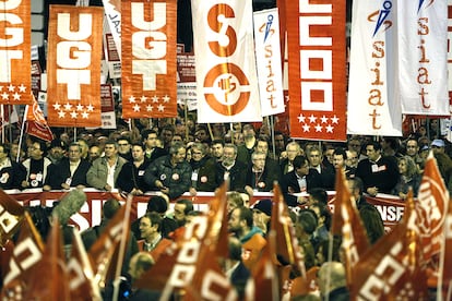 Cándido Méndez (centro/izq.) e Ignacio Fernández Toxo (centro/der.), respectivamente, encabezan la manifestación que recorrió el centro de Madrid durante la jornada de la huelga general del 14-N, en 2012.