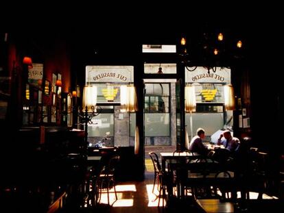 Interior del café Brasilero.