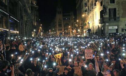 Asistentes a la concentración del séptimo día de protestas, cerca de la Jefatura Superior de Policía de Barcelona.