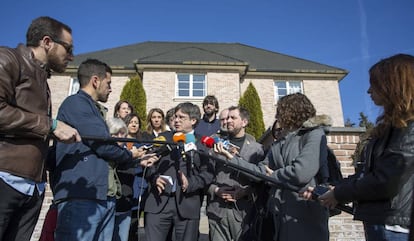 Puigdemont interviene ante los medios en la denominada Casa de la República de Waterloo, este sábado.