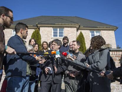 Puigdemont interviene ante los medios en la denominada Casa de la República de Waterloo, este sábado.