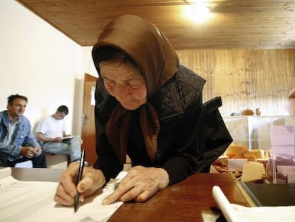 Una mujer vota en un colegio electoral de Rozanstvo (Serbia).