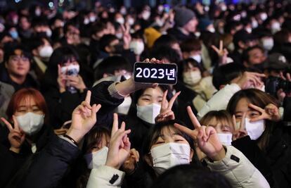 Celebraciones por la llegada del 2023 en una calle de Seúl (Corea del Sur).  