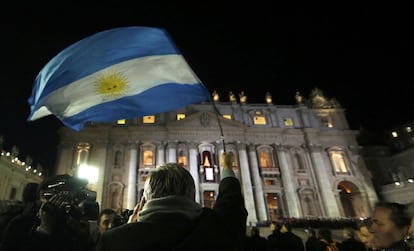 Una bandera argentina en la plaza de San Pedro durante la salida al balcón central de la Basílica de San Pedro del nuevo papa argentino, Francisco.