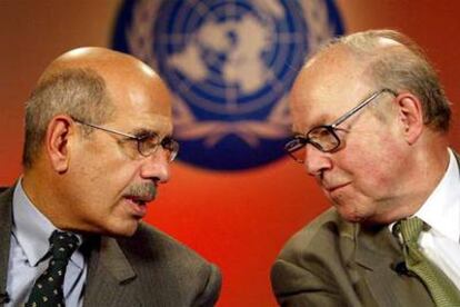 Hans Blix, ex jefe de los inspectores de armas de la ONU, junto a El Baradei en 2003.