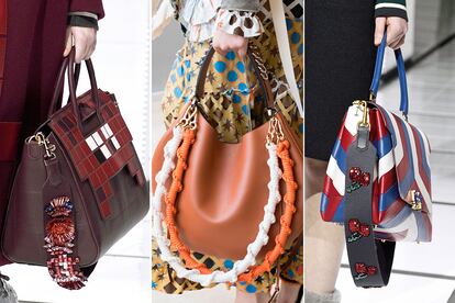 Anya Hindmarch otoño 2016 (izq. y dcha.) y Loewe primavera 2017 (centro)