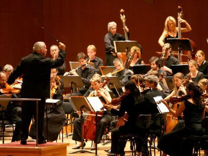 Marc Minkowski dirige a la orguesta de Les Musiciens du Louvre-Grenoble.