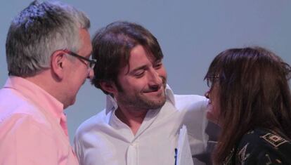 El periodista Gorka Landaburu, junto a Giorgio Bazzega y Adriana Faranda.