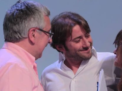 El periodista Gorka Landaburu, junto a Giorgio Bazzega y Adriana Faranda.