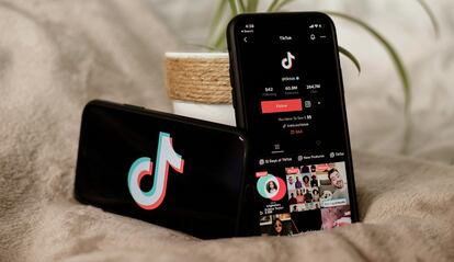 Uso de TikTok en dos móviles