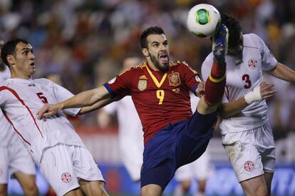 Negredo intenta controlar el balón