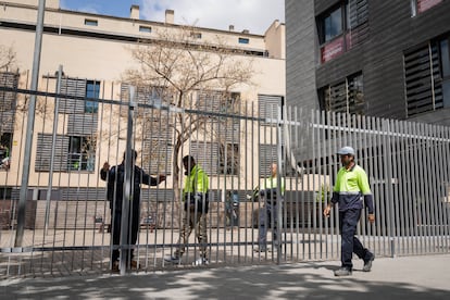 La plaza de Mercè Sala, vallada con un cierre de espacio público autorizado por el Ayuntamiento y pagado por los vecinos, este viernes.