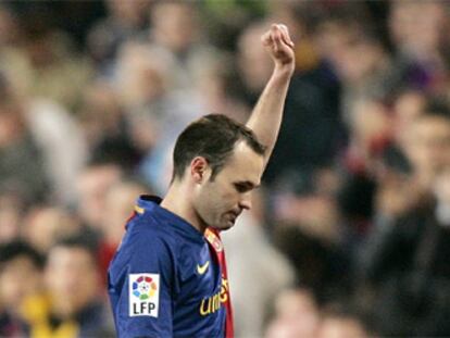 Iniesta saluda a los aficionados del Barcelona en el momento de ser sustituido.