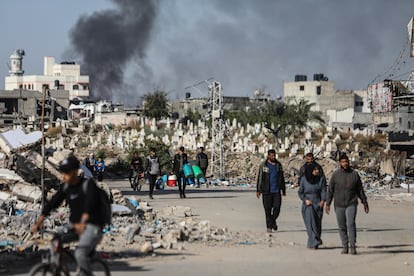 Los ataques aéreos de Israel sobre el barrio de Ez-Zeytun continúan este jueves en Gaza.