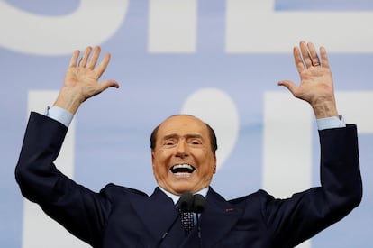Silvio Berlusconi elevaba sus brazos, durante el mitin del jueves en la plaza romana del Popolo.