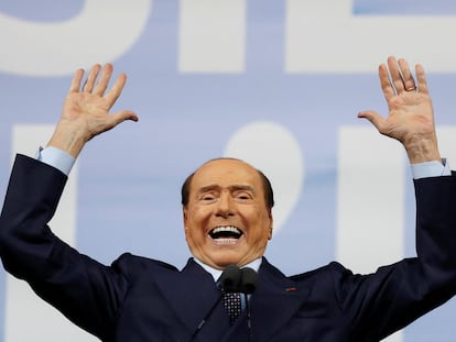 Silvio Berlusconi elevaba sus brazos, durante el mitin del jueves en la plaza romana del Popolo.