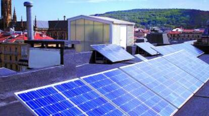 Paneles fotovoltaicos en el tejado de un edificio.