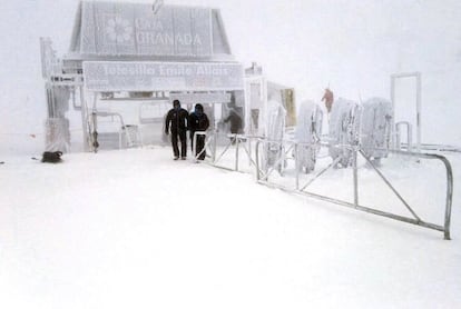 La primera gran nevada de la temporada en Sierra Nevada, registrada entre ayer y esta madrugada, ha mejorado el área esquiable de la estación de esquí, que mantiene abiertos 21 kilómetros, y ha dejado capas de nieve de más de 15 centímetros en Pradollano y de 25 en Borreguiles.