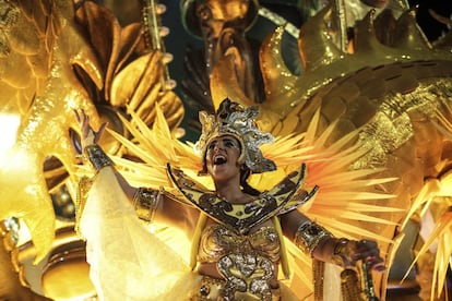 Integrantes de la escuela de samba del Grupo Especial Império Serrano desfilan en la celebración del carnaval en el sambódromo de Marques de Sapucaí en Río de Janeiro (Brasil), el 11 de febrero de 2018.