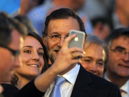 Mariano Rajoy se fotograf&iacute;a con una simpatizante en Oviedo.