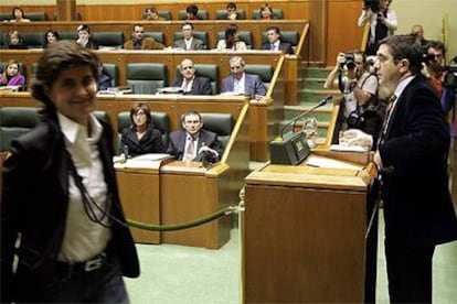 María San Gil pasa delante de Patxi López durante la intervención de éste en el pleno del Parlamento vasco.