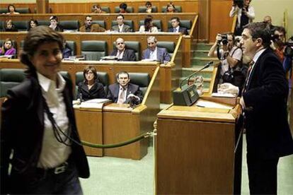 María San Gil pasa delante de Patxi López durante la intervención de éste en el pleno del Parlamento vasco.