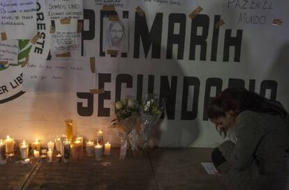 Velas y flores a las puerta del colegio de la agresión en Monterrey.