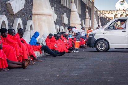 Un grupo de migrantes se recuperaba en tierra firme tras llegar a la isla canaria de El Hierro, este viernes.