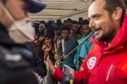Migrantes esperan su turno para desembarcar en el puerto de Crinavis en Algeciras.