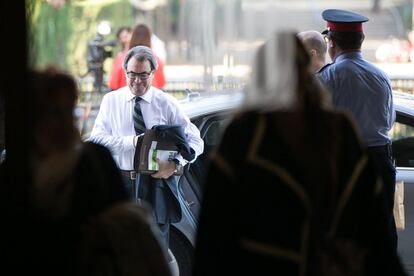 El presidente en funciones, Artur Mas, a su llegada al Parlament.