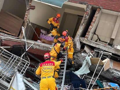 Bomberos trabajan este miércoles en el lugar donde se derrumbó un edificio tras el terremoto, en Hualien, Taiwán.