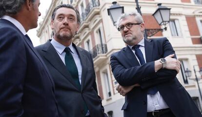 El director del Museo del Prado Miguel Zugaza (c), junto al que será su sucesor Miguel Falomir (i) en su último acto público en el cargo, este lunes.