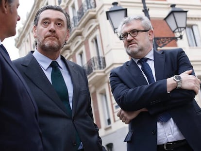 El director del Museo del Prado Miguel Zugaza (c), junto al que ser&aacute; su sucesor Miguel Falomir (i) en su &uacute;ltimo acto p&uacute;blico en el cargo, este lunes. 