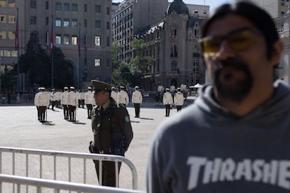 Nelson Iturriaga, frente al Palacio de La Moneda mientras carabineros transitan por el lugar. 