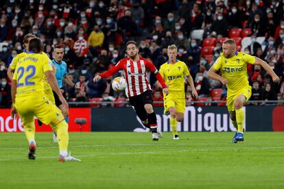 Iker Muniain intenta controlar el balón rodeado de defensores del Cádiz