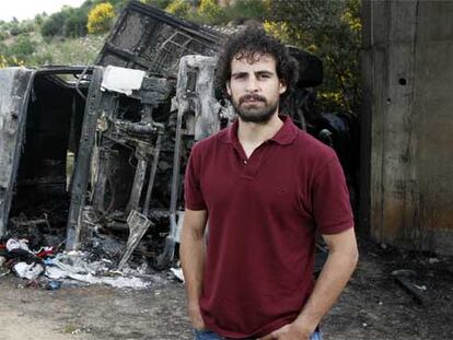 Vicente Sánchez, delante del camión incendiado en el que murió Rubén.