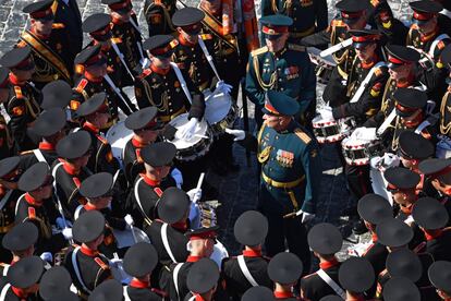 Tamborileros militares rusos escuchan las instrucciones antes del Desfile del Día de la Victoria en la Plaza Roja de Moscú.