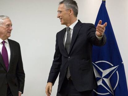 Stoltenberg recibe a Mattis a su llegada a la OTAN.