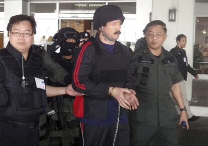 El supuesto traficante de armas Viktor Bout, al embarcar hoy en el aeropuerto de Bangkok en un vuelo con destino a EE UU, donde será juzgado por cargos de tráfico de armas.