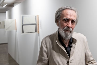 Isidoro Valcárcel, junto a algunos de sus obras gráficas recientes que se exhiben en el IVAM.