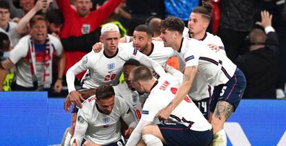 Los jugadores de Inglaterra celebran el segundo gol del equipo inglés frente a Dinamarca en el estadio de Wembley.