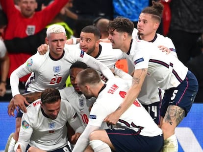 Los jugadores de Inglaterra celebran el segundo gol del equipo inglés frente a Dinamarca en el estadio de Wembley. 