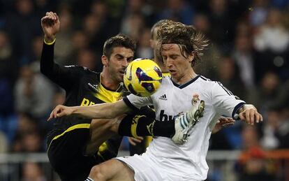 Modric pelea un balón con José Mari.