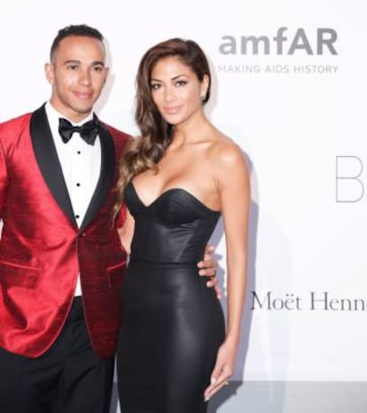 Hamilton junto a la cantante Nicole Scherzinger (líder de Pussycat Dolls) en la gala amfAR's celebrada en Cannes (2014). La relación intermitente de la pareja ha dado de comer a los tabloides durante años.