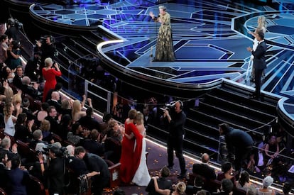 Frances McDormand es aplaudida por el público durante su discurso tras ganar la estatuilla a Mejor Actriz por 'Tres anuncios a las afueras'.