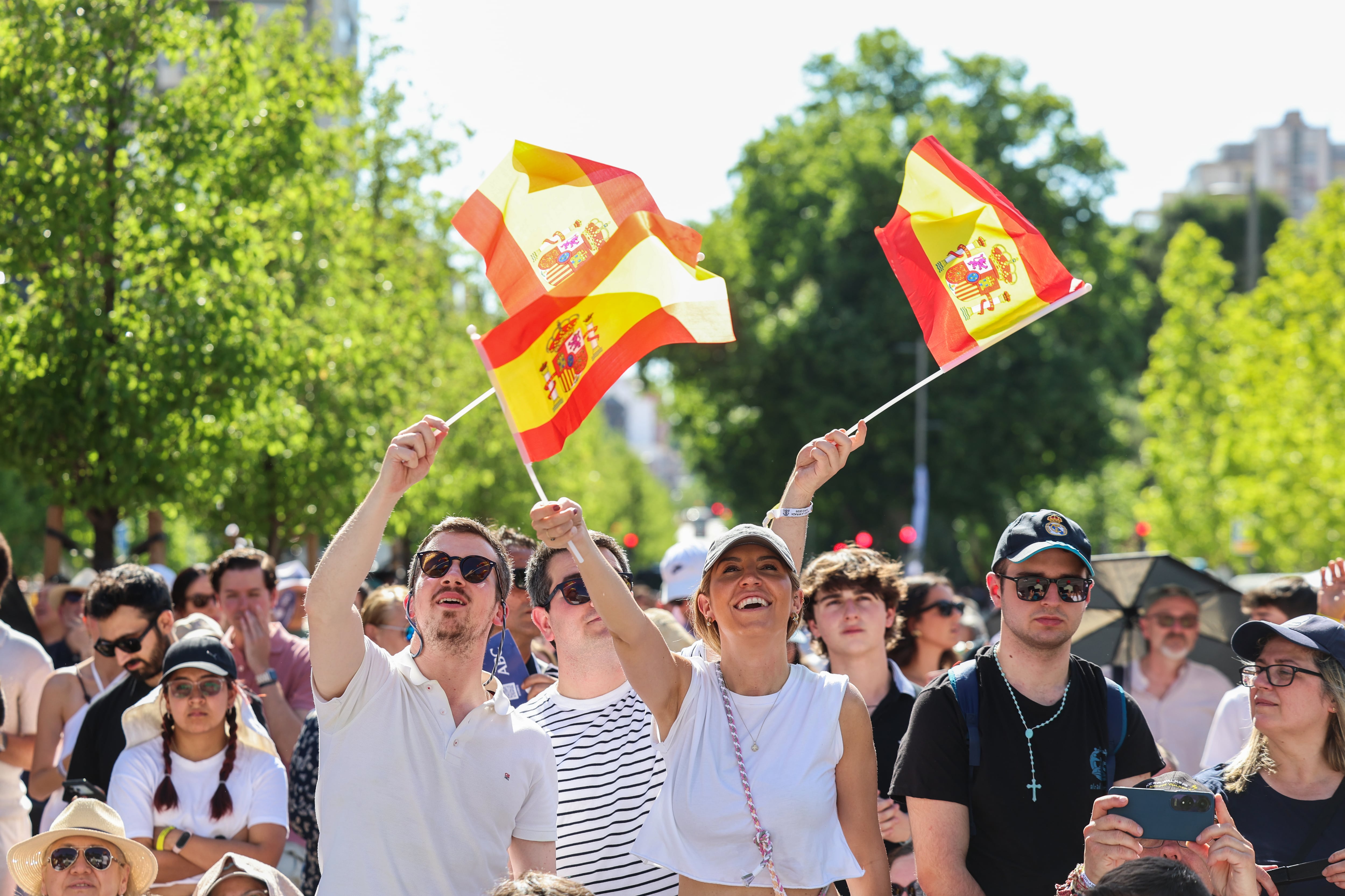 Grupos de fieles se concentran en la plaza de Lima de Madrid donde el papa León XIV realiza una vigilia de oración con los jóvenes, este sábado en Madrid.