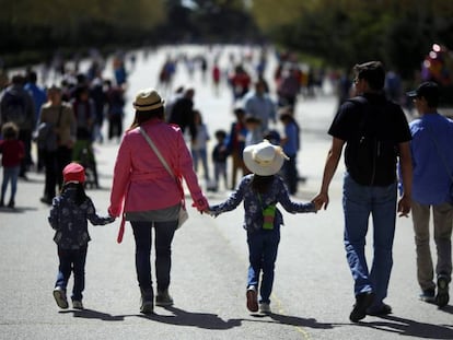Una familia pasea por el Parque del Retiro (Madrid), en una imagen de archivo.