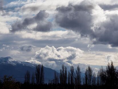 Vista de nubes sobre la cordillera de los Andes, con la cumbre cubierta de nieve, desde Santiago (Chile).