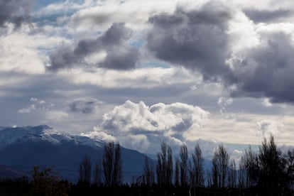 Vista de nubes sobre la cordillera de los Andes, con la cumbre cubierta de nieve, desde Santiago (Chile).